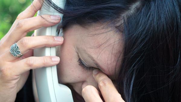 Das Denken verändert sich bei einer Depression. Die Betroffenen klagen oft über mangelnde Konzentration. "Manche haben Angst, sie bekommen Demenz, weil sie sich schlechter an Dinge erinnern. Dabei steckt eine Depression dahinter", erklärt Wolf-Dietrich Braunwarth, Oberarzt an der Klinik für Psychiatrie des Klinikums Nürnberg. Außerdem sehen sich die Betroffenen sehr negativ. Sie plagen Schuldgefühle bis hin zu Selbstmordgedanken.