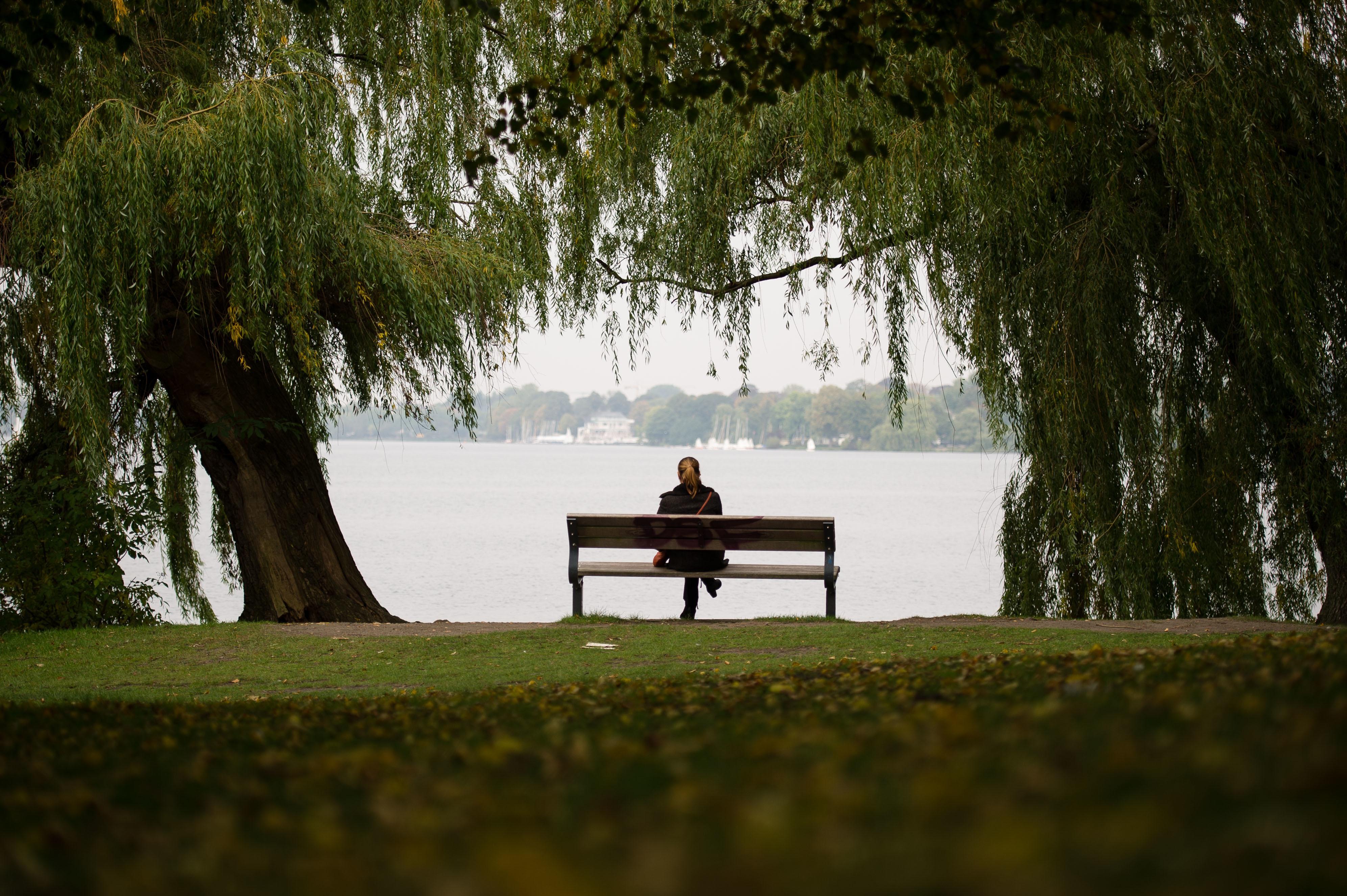Das Verhalten von Betroffenen im sozialen Leben ändert sich. Menschen, die an einer Depression leiden, ziehen sich oft zurück. "Meistens passiert das nicht plötzlich, sondern nach und nach", so Wolf-Dietrich Braunwarth.