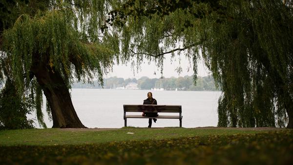 Das Verhalten von Betroffenen im sozialen Leben ändert sich. Menschen, die an einer Depression leiden, ziehen sich oft zurück. "Meistens passiert das nicht plötzlich, sondern nach und nach", so Wolf-Dietrich Braunwarth.