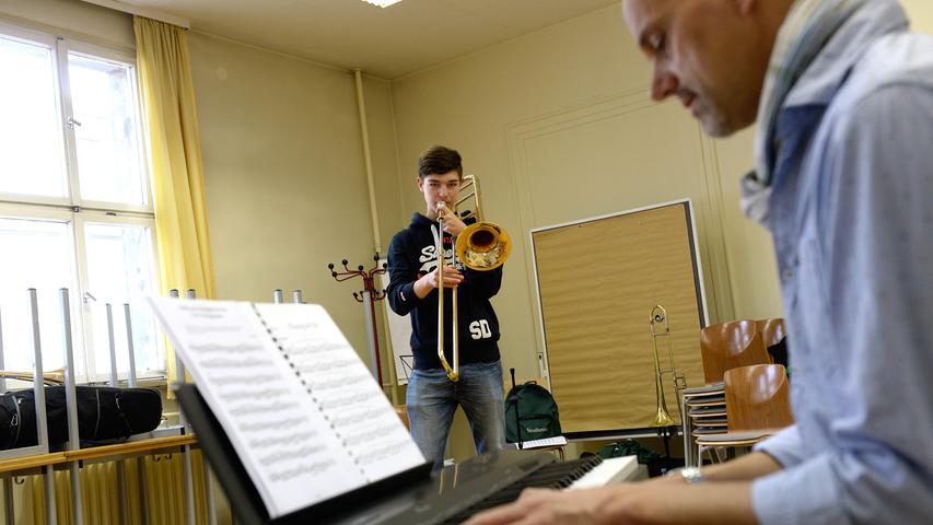 Jürgen Neudert am Klavier mit einem Kurs-Teilnehmer.