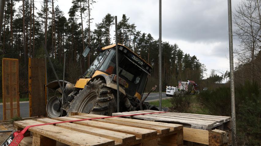 Schwere Kollision auf Staatsstraße: Golf kracht gegen Traktor