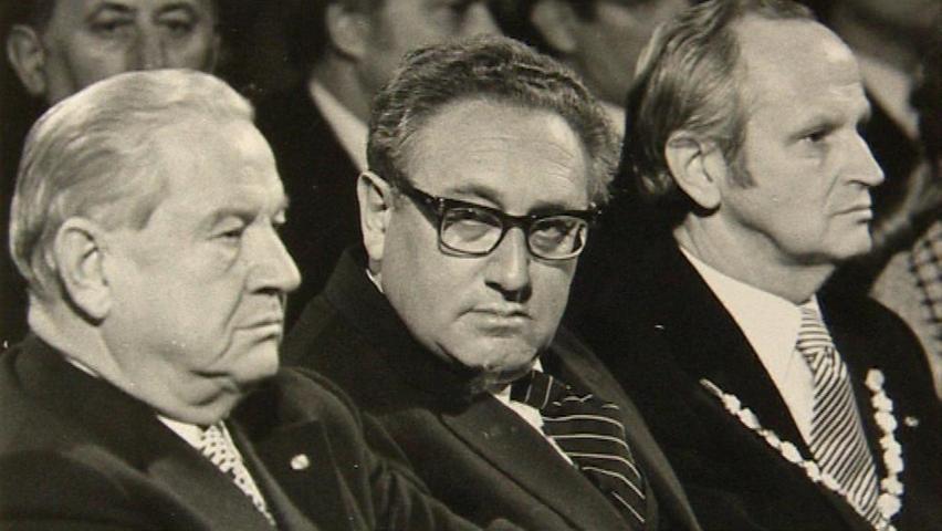 1975 empfing der Fürther OB Kurt Scherzer (re.) den gebürtigen Fürther Henry Kissinger (Mitte) bei einem Besuch in seiner Heimatstadt. Links der damalige Bayerische Ministerpräsident Alfons Goppel.