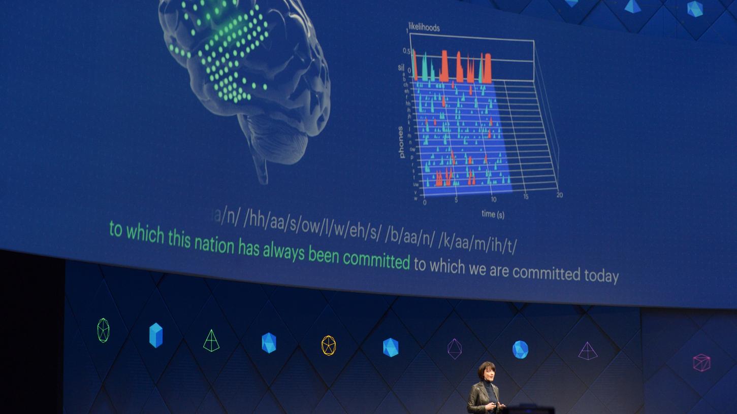 Facebook-Managerin Regina Dugan präsentiert bei der hauseigenen Entwicklerkonferenz F8 das Projekt, Menschen mit Hilfe von Sensoren Worte direkt aus ihrem Gehirn in Computer eintippen zu lassen.
