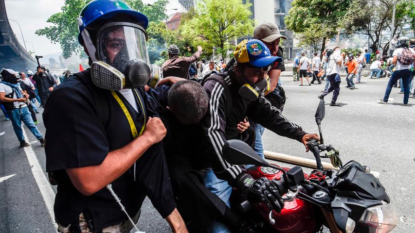 Tote und Tränengas bei Demonstration in Caracas