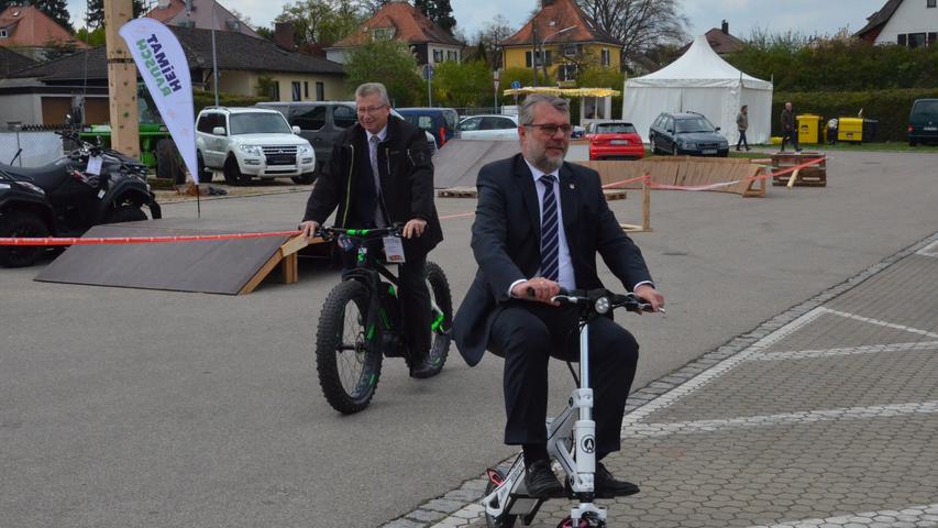 Das Dienstfahrzeug der Zukunft? Weißenburgs Oberbürgermeister Jürgen Schröppel (vorne) und Landrat Gerhard Wägemann testen verschiedene Zweiräder.