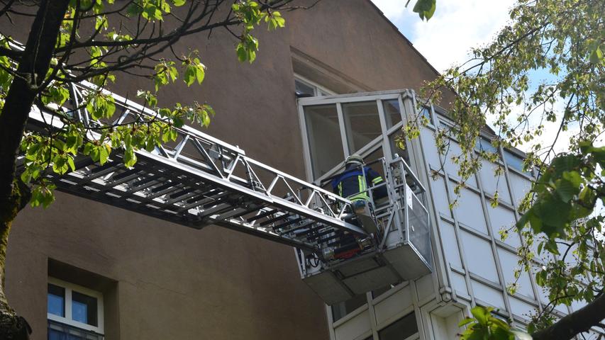 Brand in Erlanger Wohnheim: Feuerwehr rückt mit Großaufgebot an
