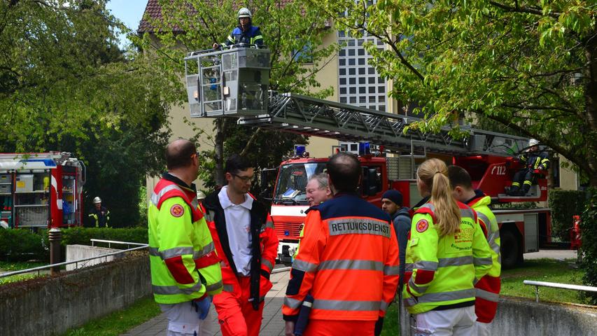 Brand in Erlanger Wohnheim: Feuerwehr rückt mit Großaufgebot an