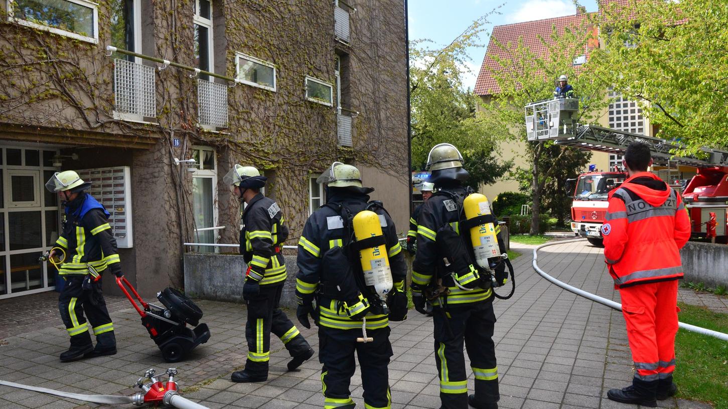 Ein Feuer in einem Wohnheim an der Haagstraße hat einen Großeinsatz von Feuerwehr, Rettungsdienst und Polizei ausgelöst.