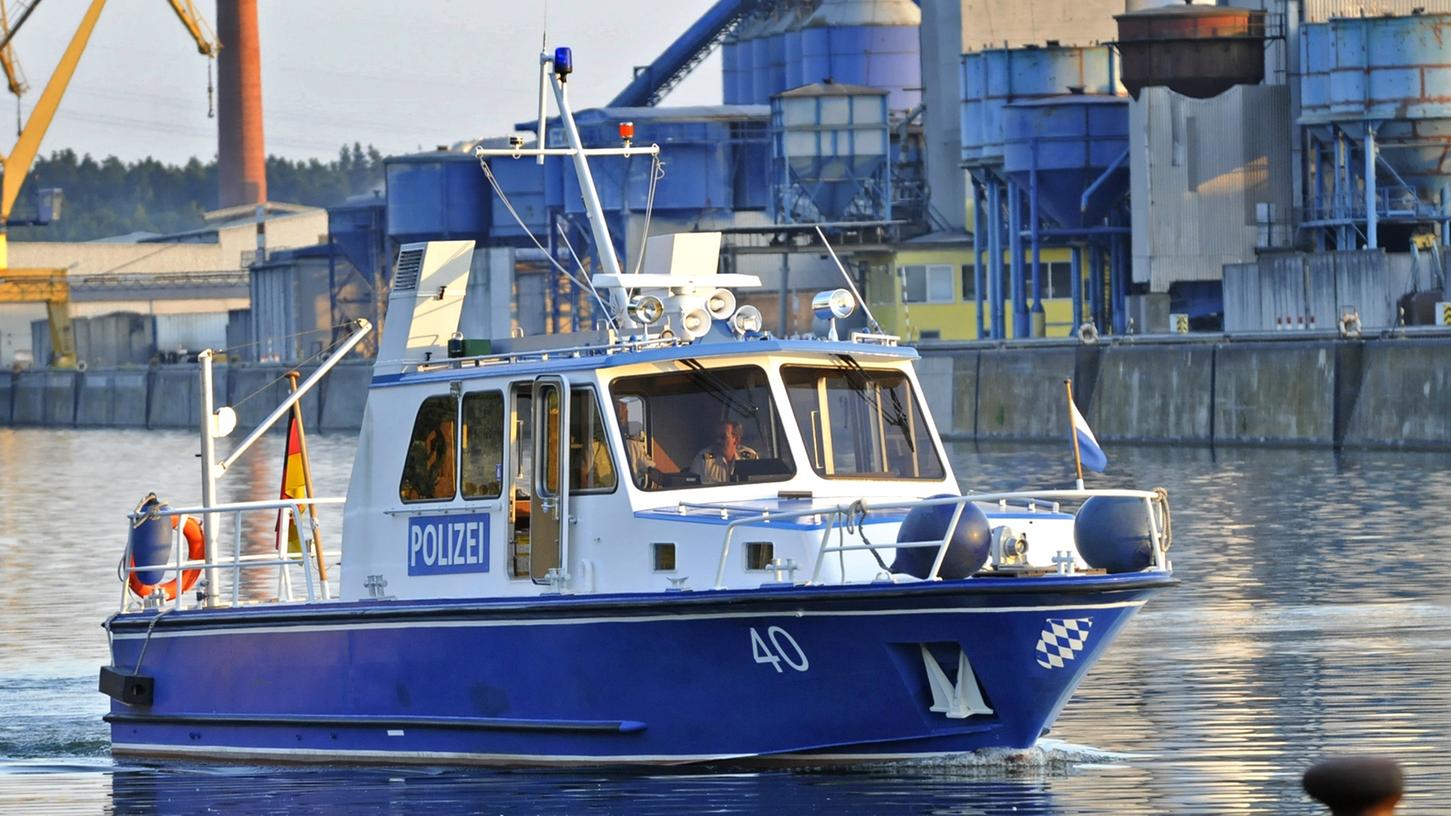 Ein Polizeiboot wird am Sonntag auf dem Main das Schiff des Supporters-Club Nürnberg begleiten.
