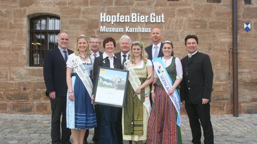 Die beiden Majestäten und Kollegin Katharina Strobl (Fränkische Seenlandkönigin) freuen sich im März 2017 über den dritten Platz des Spalter HopfenBierGutes beim ADAC-Tourismus-Wettbewerb.