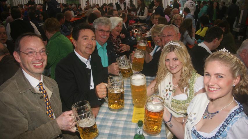 Ein Prosit der Gemütlichkeit: Bei der Eröffnung des Spalter Volksfestes im Mai 2016 sind die Bier- und die Hopfenkönigin natürlich dabei.