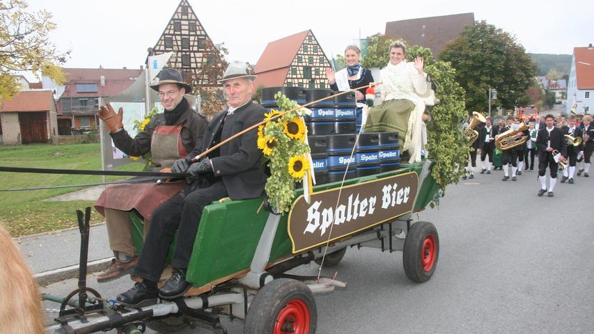 Beim traditionellen Umzug zum Festplatz der Spalter Kirchweih 2015 lächeln Bier- und Hopfenkönigin, Julia Baierlein und Barbara Müller, ihren Untertanen zu.