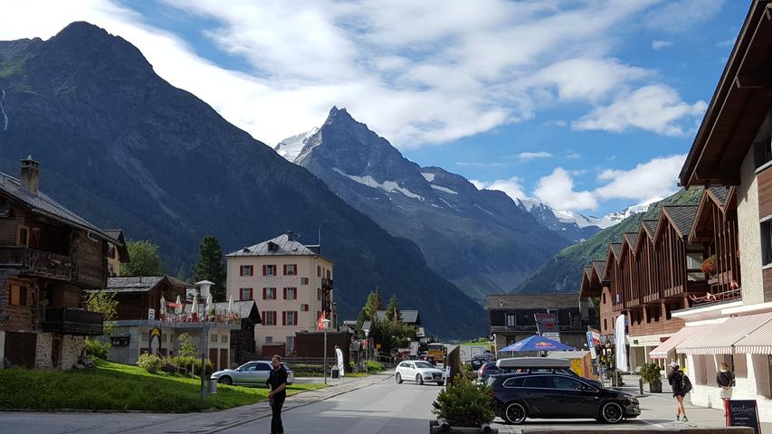 Der Ort Zinal im Schweizer Kanton Wallis liegt eingebettet zwischen majestätischen Bergen.