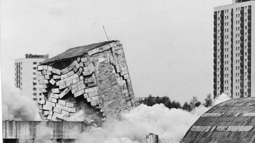 Jeder Turm stürzte wie ein Kartenhaus zusammen. Die Wohnblocks im Hintergrund blieben heil. . Hier geht es zum Artikel vom 24. April 1967: In 54 Minuten war der Spuk vorbei.