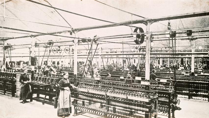 Anfangs belieferte Leoni insbesondere die Textil- und Schmuckindustrie. Nach dem 1. Weltkrieg aber gewann zunehmend die junge Elektrobranche an Bedeutung als Abnehmer.