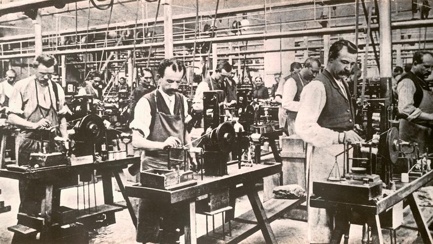 Drahtziehen hat in Mittelfranken eine lange Tradition. Hier stehen Arbeiter der Leonischen Drahtwerke zu Beginn des 20. Jahrhunderts an den Maschinen.