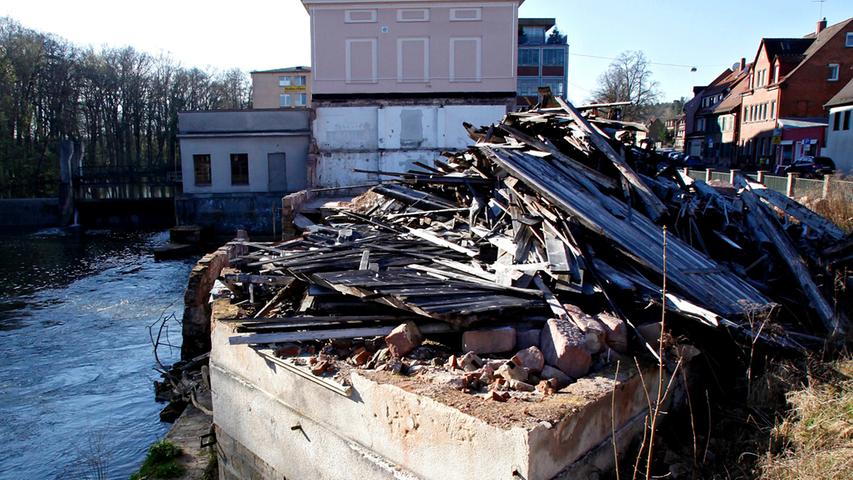 100 Jahre alt ist der Nürnberger Kfz-Zulieferer Leoni. Das Foto zeigt den Abbruch des mittlerweile aufgegebenen Werkes im Stadtteil Mühlhof 2012, das zu den Keimzellen des Unternehmens zählte.