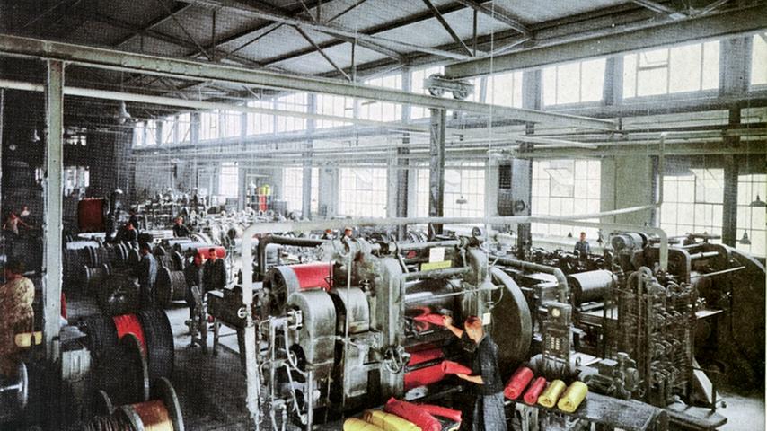 Das Foto aus dem Jahr 1962 zeigt Arbeiter bei der Gummiaufbereitung.