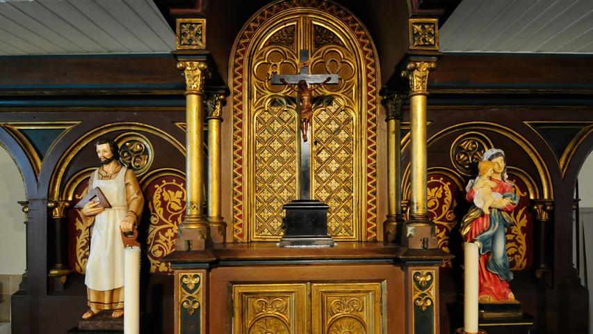 Der Altar mit dem Heiligen Josef und der Muttergottes.