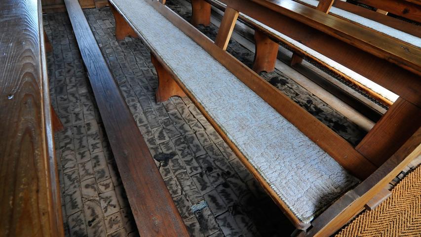 Bänke und Kirchenboden wurden von den Gemeindemitgliedern vor 70 Jahren selbst gemacht.