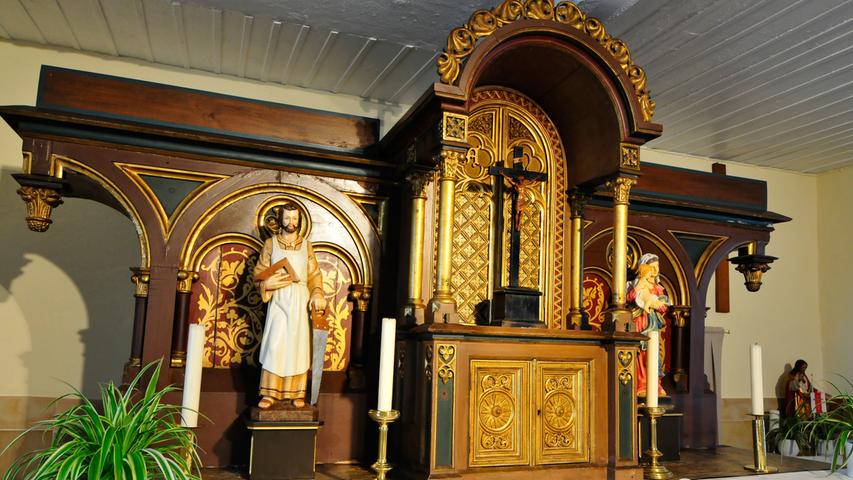 Der Altar mit der Figur des Heiligen Josef der Arbeiter sowie einer Marienstatue.