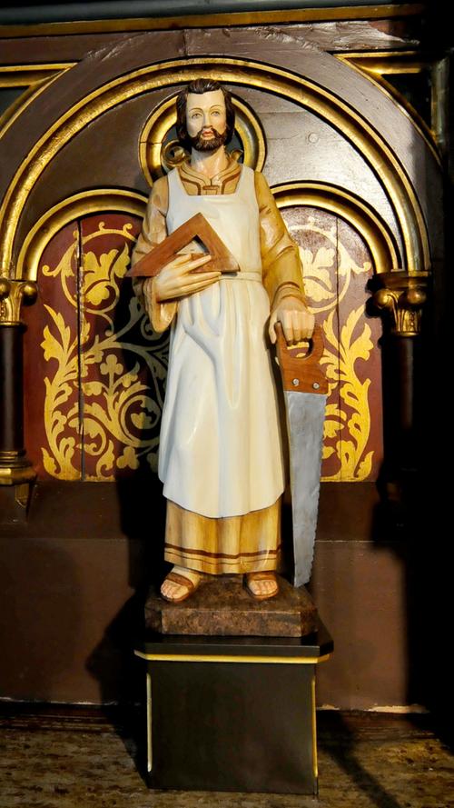 Säge und Winkel weisen den Heiligen Josef als Zimmermann aus.
