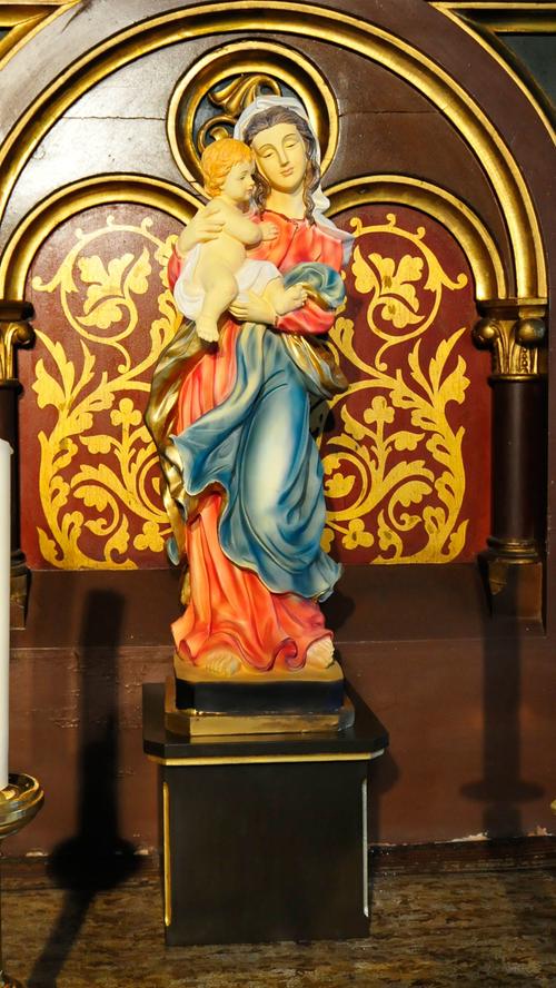 Die Marienfigur komplettiert den Altar.