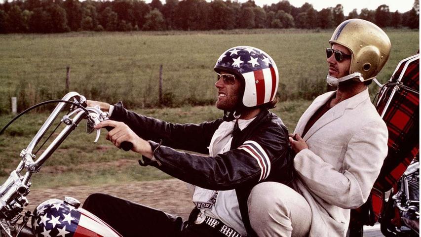 Er ist berühmt für sein sardonisches Lächeln und für unangepasste, abgründige Charaktere; zwölf Mal war Jack Nicholson für den Oscar nominiert, den er drei Mal erhielt - der Rekord für männliche Darsteller. Am 22. April wird die lebende Hollywood-Legende 80 Jahre alt - und könnte demnächst im Remake von Maren Ades Kinohit "Toni Erdmann" zu erleben sein. 
 
 
 Mit dem längst zum Kultfilm avancierten Road-Movie "Easy Rider" gelang Jack Nicholson (im Bild rechts mit Peter Fonda) als trunksüchtiger Anwalt George Hanson 1969 der Durchbruch.