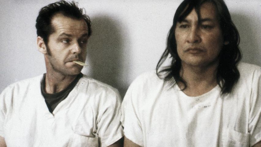 Für seine Rolle als rebellischer Psychiatrie-Insasse in "Einer flog über das Kuckucksnest" von Milos Forman erhielt Jack Nicholson (hier mit dem von Will Sampson gespielten "Häuptling") 1976 seinen ersten Oscar.