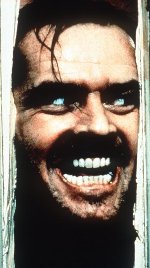 In Stanley Kubricks Horror-Klassiker "The Shining" brillierte Nicholson 1980 als Schriftsteller, der in einem einsam gelegenen, eingeschneiten Hotel in den Wahnsinn abgleitet und seine Frau und den kleinen Sohn mit der Axt verfolgt. Sein dämonisches Grinsen erzeugt bis heute Gänsehaut.