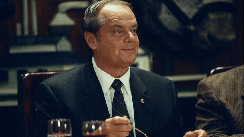 Ganz uneitel präsentierte sich Jack Nicholson 2002 in Alexander Paynes Tragikomödie "About Schmidt", in der er seinen unsympathischen Rentner spielt, der seine Einsamkeit verdrängt und allmählich merkt, dass die Welt um ihn herum seinen Einsatz verlangt.