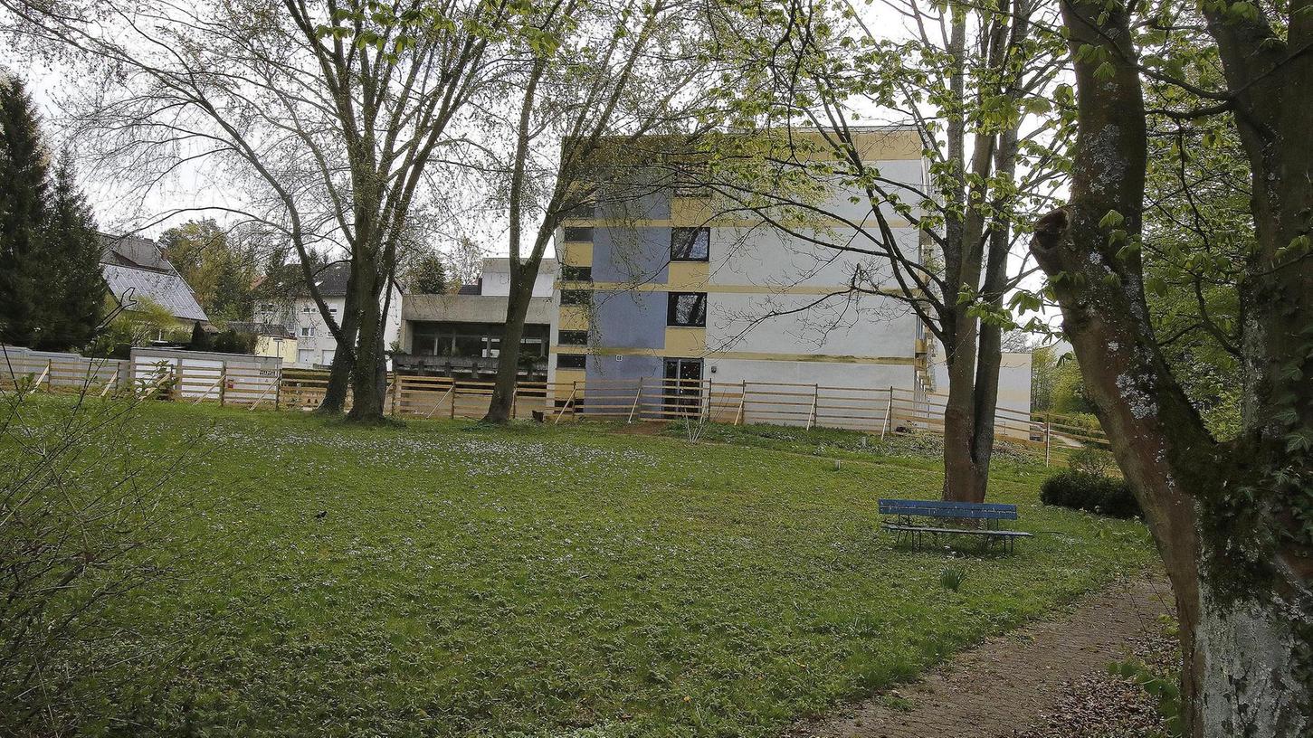 Das BRK-Heim in Forchheim gehört bald der Vergangenheit an. Statt dessen sollen drei fünfeckige Wohnhäuser errichtet werden.