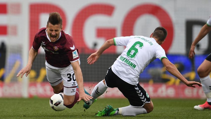 ... Stefan Kutschke. Die Leihgabe vom 1. FC Nürnberg glänzt in der laufenden Spielzeit mit 16 Treffern. Klar, dass man so einen Mann auch mal etwas härter angehen muss.