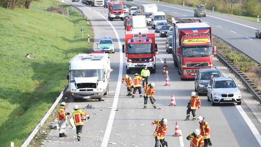 Nach dem Unfall musste die Feuerwehr ein langes Stück Autobahn kehren.