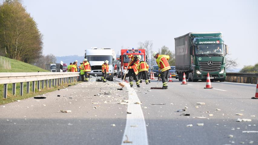 Nach dem Unfall musste die Feuerwehr ein langes Stück Autobahn kehren.
