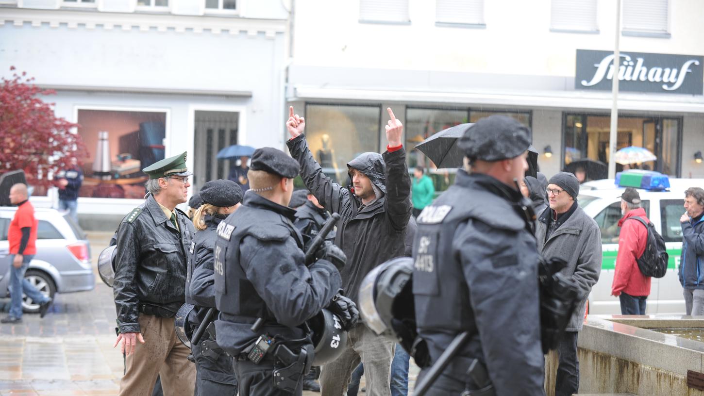 Immer wieder mussten die Polizisten die Antifa abhalten, den Rathausplatz zu stürmen. Immer wieder mussten die Polizisten die Antifa abhalten, den Rathausplatz zu stürmen.