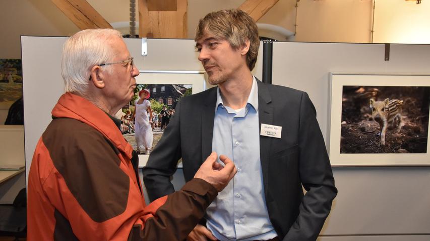 FN-Redakteur Johannes Alles (rechts) im Gespräch mit einem interessierten Besucher.