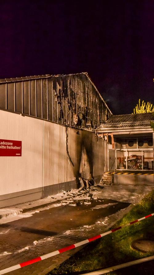 Schaden im fünfstelligen Bereich: Supermarkt brennt in Neustadt an der Donau