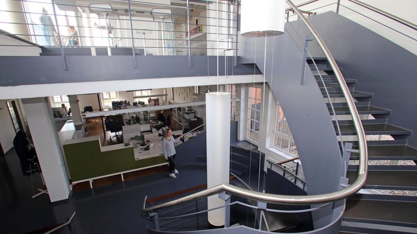 Die elegant geschwungene Wendeltreppe - eine eigens entworfene und nach Maß gefertigte Stahlkonstruktion - verbindet drei Etagen und ist das Herzstück von "DialogFeld".