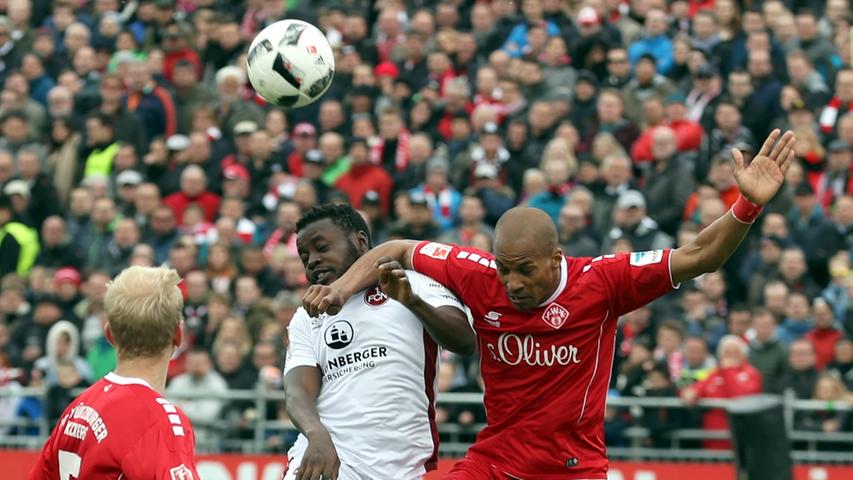 Ein umkämpftes Unentschieden: Bis zur 80. Minute führten die Würzburger Kickers gegen den 1. FC Nürnberg mit 1:0. Doch dann schlug Club-Joker Cedric Teuchert zu. Auf dem Feld ging es über weite Strecken richtig zur Sache.