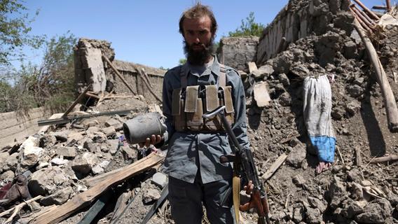 Eine von den USA am 13. April in der Provinz Nangarhar abgeworfene Riesenbombe tötete angeblich mindestens 36 IS-Kämpfer. Der Abwurf hat in Afghanistan sehr kontroverse Reaktionen ausgelöst.