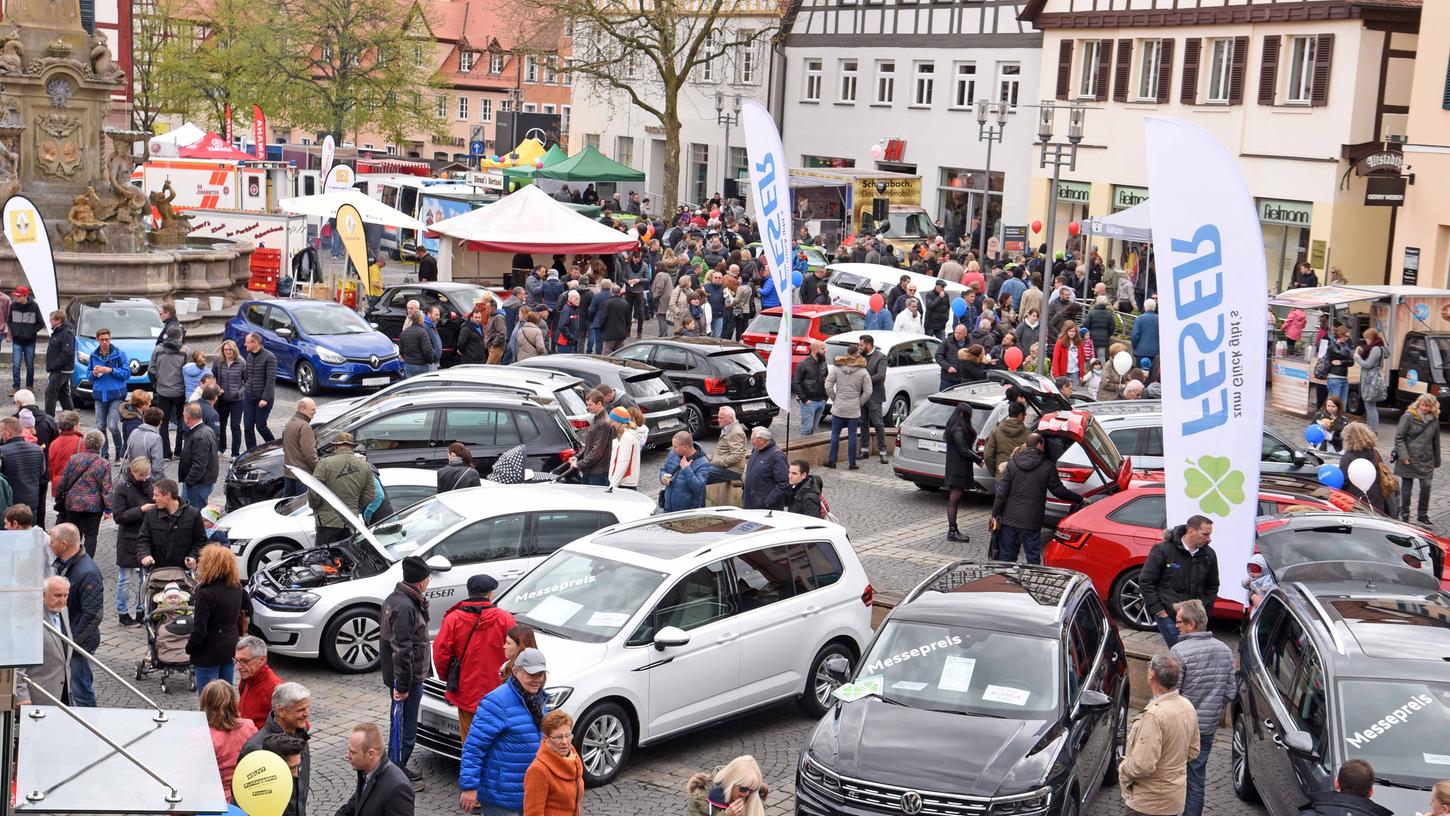 Dicht umlagert waren die Autos, die die Händler in Schwabachs „gute Stube“ gebracht hatten und hier der Öffentlichkeit präsentierten. Nicht nur anschauen war erlaubt, auch anfassen und Platz nehmen.