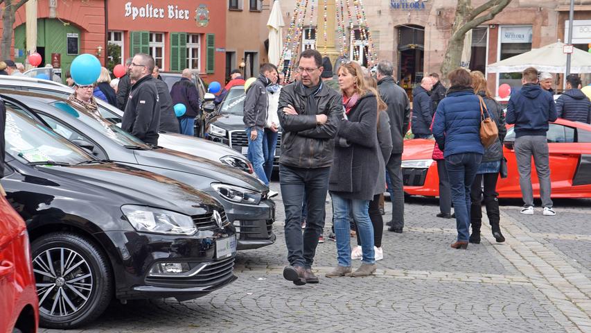 Blitzendes Chrom auf dem Marktplatz: Die Schwabacher Autoshow