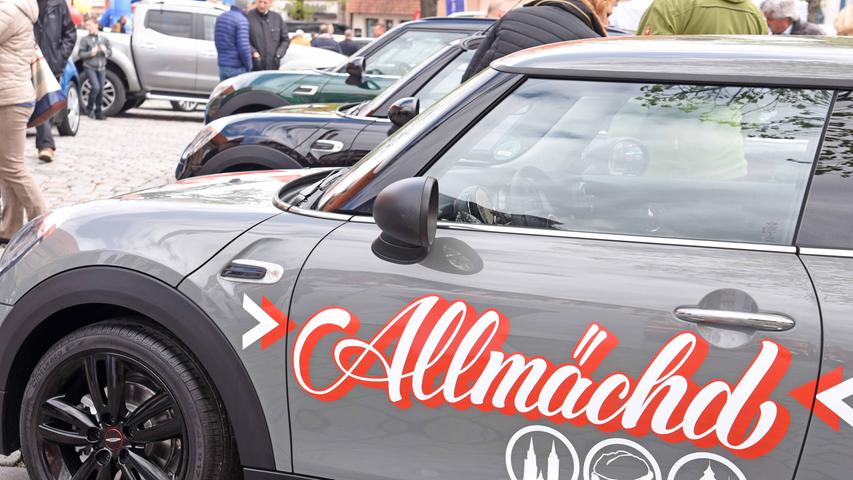 Blitzendes Chrom auf dem Marktplatz: Die Schwabacher Autoshow