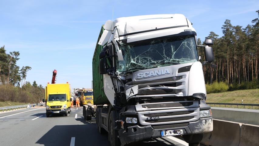 Führerhaus zertrümmert: Schwerer Lastwagen-Unfall auf der A6