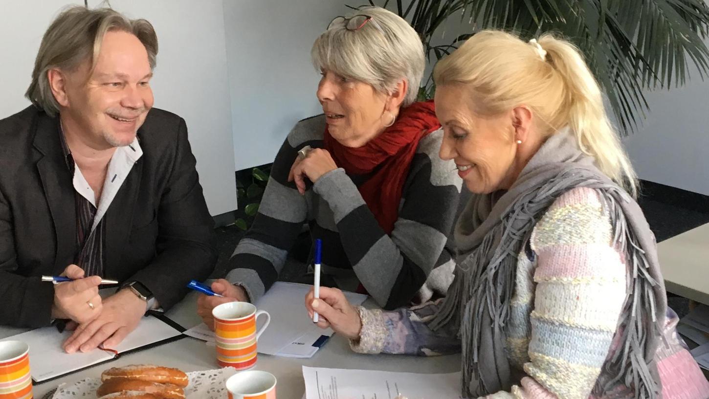 Zusammen mit der Studiengangsleiterin Hannedore Nowotny (Mitte) entwickeln die Beiräte Christina Stuiber-Petersen und Werner Zahel das Unterrichtsprogramm.