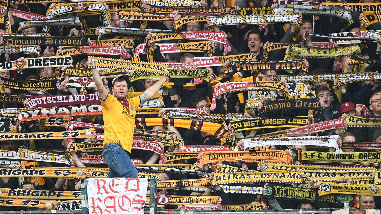 Rund 3000 Fans von Dynamo Dresden haben ihre Mannschaft in Fürth unterstützt. Ein paar von ihnen fielen nach Abpfiff aus der Reihe. Rund 3000 Fans von Dynamo Dresden haben ihre Mannschaft in Fürth unterstützt. Ein paar von ihnen fielen nach Abpfiff aus der Reihe.