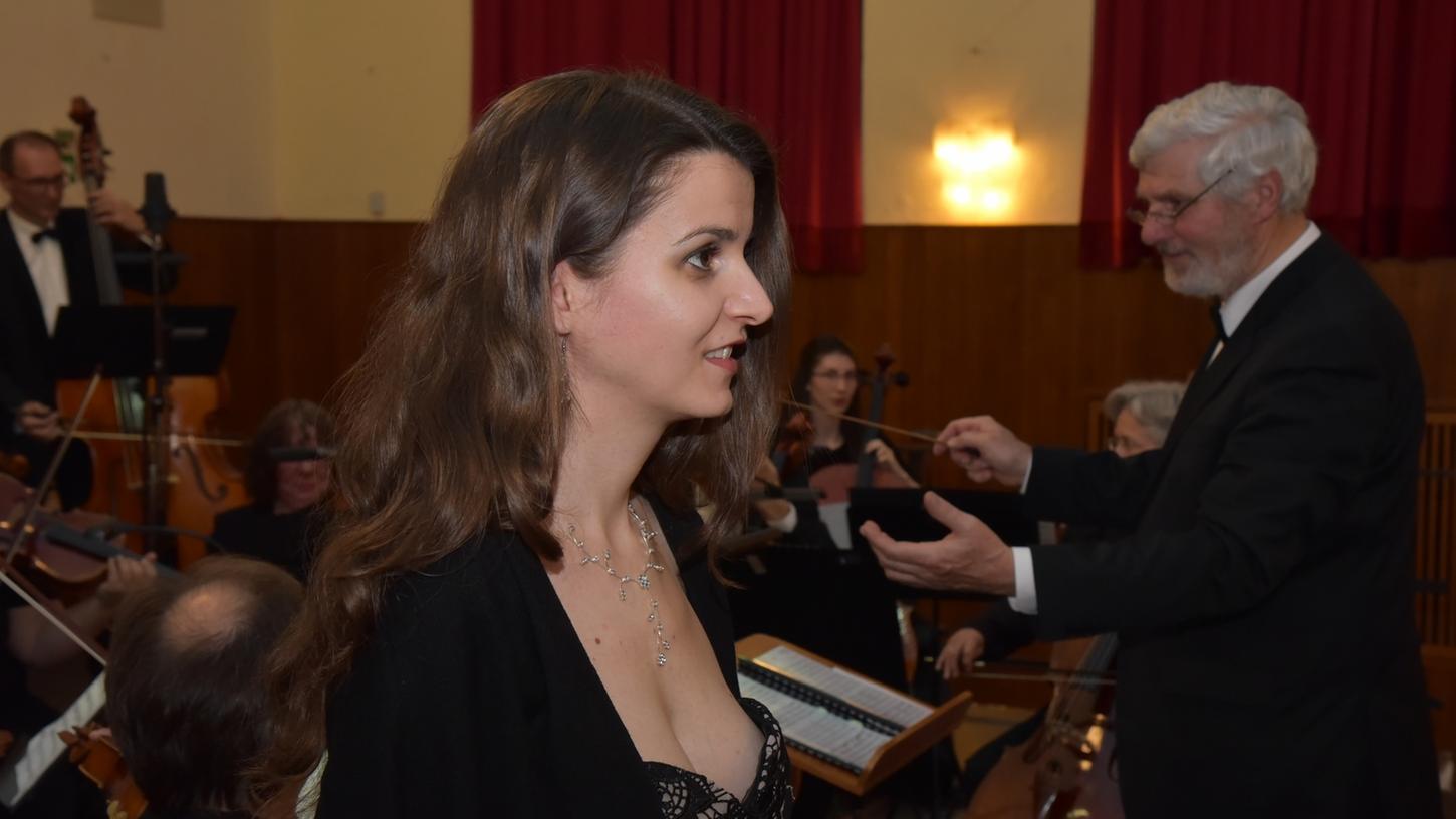 Irina Firouzi unterstützte solistisch die Neue Philharmonie Forchheim, die eine großartige Ensembleleistung ablieferte.