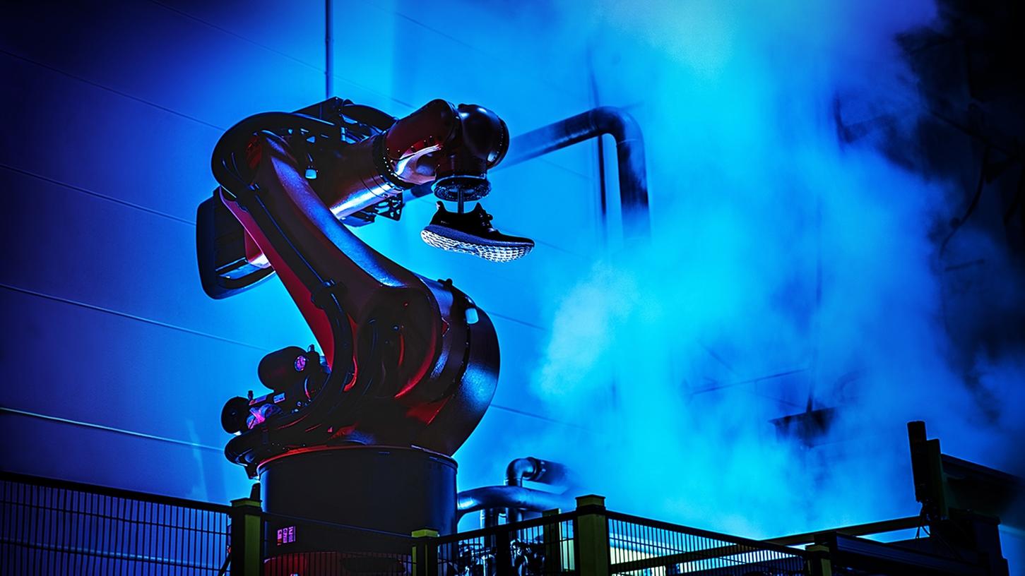 In der "Speedfactory" von Adidas in Ansbach fertigen Roboter die Produkte.