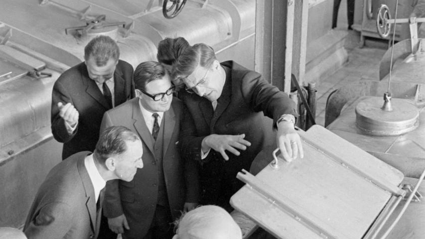 In großen Aluminiumbottichen - Direktor Dr. Held hebt eben einen Deckel hoch - vermehrt sich brodelnd die Hefe. Hier geht es zum Artikel vom 29. April 1967: Direkt zum Klärwerk.